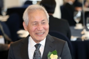 ‘혈액암 투병’ 안성기, 백발 포착