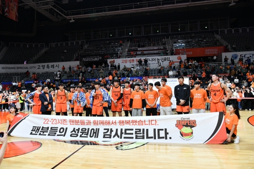 프로농구 고양 캐롯 선수들이 19일 안양 KGC와의 4강 플레이오프 4차전을 끝으로 2022~23시즌을 마무리한 뒤 기념사진을 찍고 있다. KBL 제공