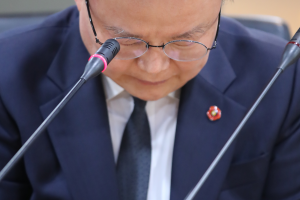 고개 숙인 김재원… 냉담한 4·3 유족회