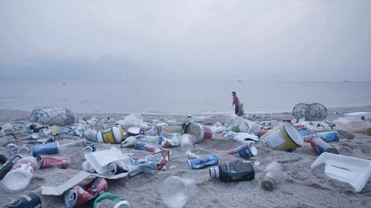 해수욕장에 쓰레기가 쌓여 있는 모습. 해양수산부는 20일 해수욕장 평가에 해양쓰레기 관련 항목 비중을 높이는 등의 내용을 담은 해양쓰레기 저감 혁신대책을 발표했다. 해양수산부 제공