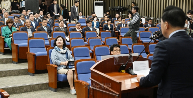 20일 오후 국회에서 열린 더불어민주당 의원총회에 많은 의원들이 불참한 가운데 박홍근 원내대표가 모두발언을 하고 있다. 2023.4.20안주영 전문기자