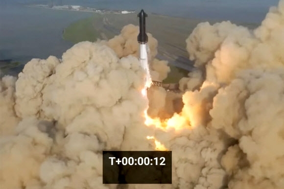 20일(현지시간) 미국 텍사스주 남부 보카 치카 해변의 발사시설 ‘스타베이스’에서 스페이스X의 대형 우주선 ‘스타십’을 실은 로켓 ‘슈퍼 헤비’가 발사되고 있다. 2023.4.20 스페이스X 제공 로이터 연합뉴스