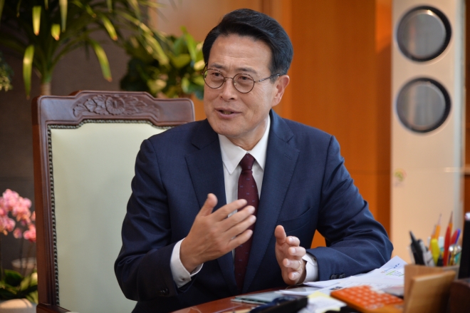 이순걸 울주군수가 20일 집무실에서 가진 서울신문과의 인터뷰에서 울주의 체류형 관광산업 육성 방안에 관해 설명하고 있다.  울주군 제공