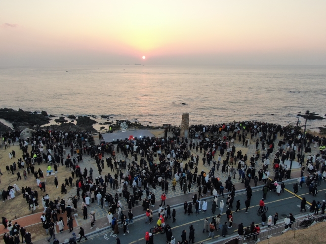 올해 1월 1일 열린 울주군 간절곶 해맞이 행사. 전국에서 몰려든 관광객들이 해돋이를 즐기고 있다. 울주군 제공