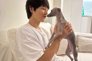 송중기, ‘D라인’ ♥케이티와 로마 데이트