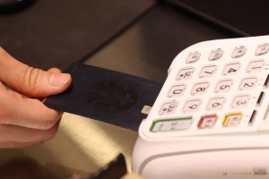 금융위 권고에도 시각장애인용 카드 발급 부진