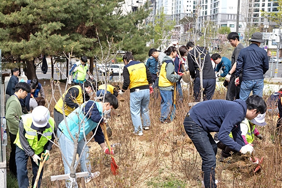 ‘용산 드래곤즈’가 식목일 맞이 나무 심기 봉사활동 했다. 아모레퍼시픽 제공