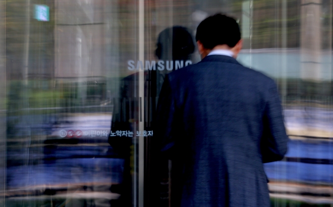 삼성전자의 올해 1분기 영업이익이 96%가량 줄어든 것으로 발표된 지난 7일 오전 서울 삼성전자 서초사옥으로 직원이 들어가고 있다. 연합뉴스