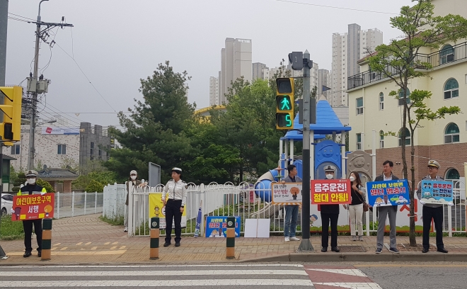충남 천안시와 천안서북경찰서 등은 21일 한들초등학교 일원에서 ‘교통안전 캠페인’을 펼쳤다. 천안시 제공
