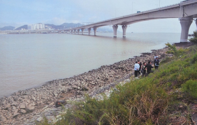 경찰이 강씨의 아내가 시신으로 발견된 부산 을숙도대교 부근 낙동강을 살펴보고 있다.