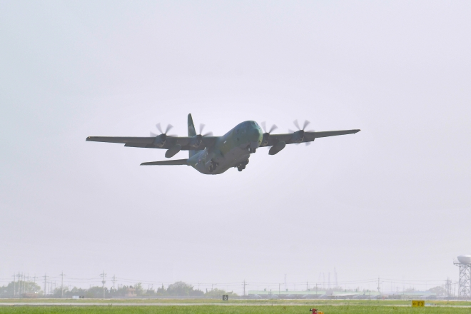 21일 공군 제5공중기동비행단에서 C-130J 수송기가 수단 교민철수 해외임무를 수행하기 위해 힘차게 이륙하고 있다.   국방부 제공