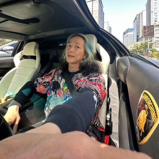 팝핀현준이 소탈한 일상을 공유했다. SNS 캡처