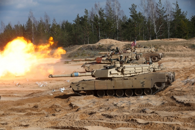 2021년 3월 26일(현지시간) 라트비아 아다지 군기지에서 실시된 북대서양조약기구(NATO·나토) 다국적 합동군사훈련 ‘실버 애로우 2022’에 미군 M1A1 에이브럼스 탱크가 참여하고 있다. 2023.3.13 로이터 연합뉴스 자료사진