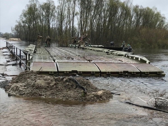 16일(현지시간) 우크라이나군이 수도 키이우 일대에서 침수된 도로 등을 정비하고 있다.  2023.4.17 우크라이나 나우