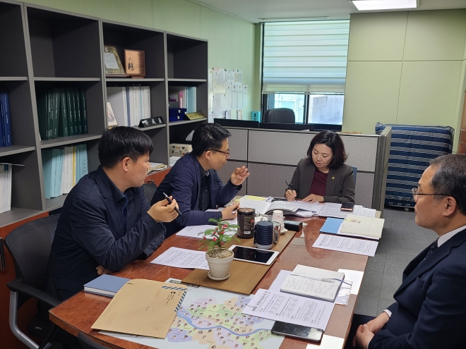 간담회에 참석해 의견을 나누고 있는 박성연 의원(왼쪽 세 번째)