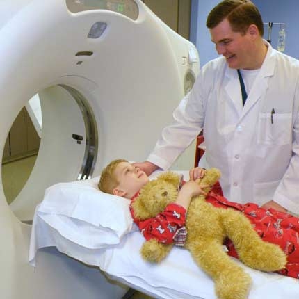 18세 미만 어린이가 성인 되기 전 4번 이상 CT를 찍을 경우 암 발생 위험이 그렇지 않은 아이들보다 2배 이상 높아지는 것으로 조사됐다.  미국 방사선의학회 제공