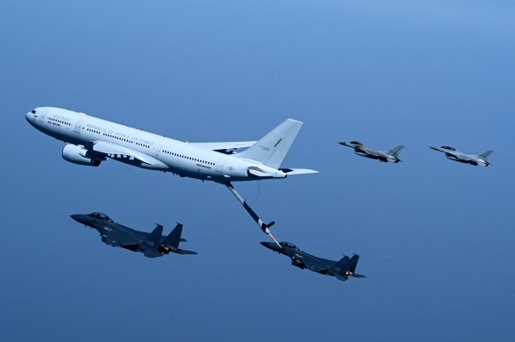 지난 12일 공군 KC-330 공중급유기가 후미로 진입한 F-15K 전투기에 급유 붐을 길게 내려 공중급유를 시도하고 있다. 2023.4.13 공군 제공