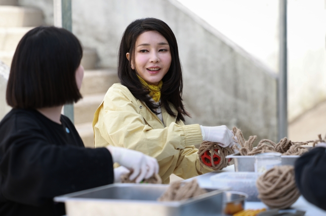 김건희 여사가 17일 충남 예산군 충남야생동물구조센터를 방문해 야생동물 먹이를 준비하고 있다. 2023.4.17 대통령실 제공