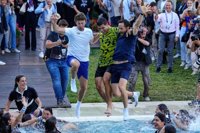카를로스 알카라스(오른쪽에서 두 번째)가 24일 ATP 투어 바르셀로나오픈 우승 뒤 코치 후안 카를로스 페레로(왼쪽) 등과 수영장에 몸을 던지는 세리머니를 펼치고 있다.  [EPA 연합뉴스]