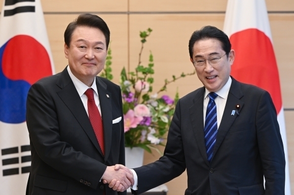 1泊2日で日本を訪問した尹石烈（ユン・ソクヨル）大統領が16日午後、韓日首脳会談を前に東京の首相官邸で日本の岸田文夫首相と握手している。  2023.3.16 聯合ニュース