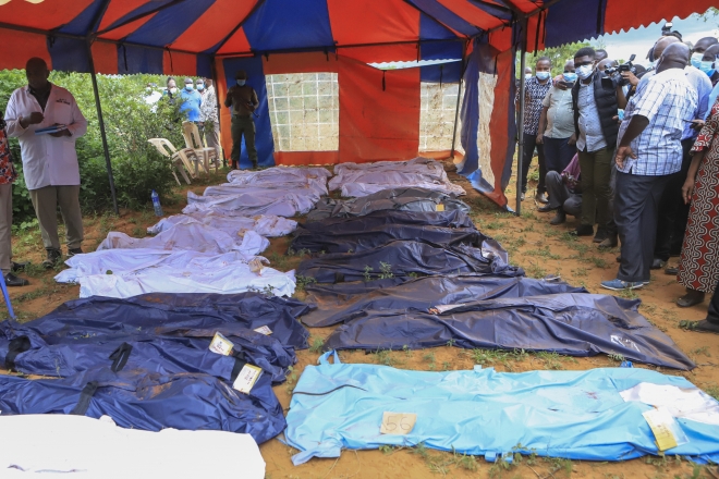 지난 23일 케냐 남부 해안도시 말린디의 인근 마을에 숨진 채 발견된 사이비 종교 신도들의 시신 가방이 놓여있다. AP연합뉴스