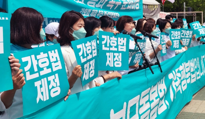 지난 21일 서울 영등포구 국회 인근에서 ‘간호법 국회 통과 촉구 문화마당’이 열리고 있다. 연합뉴스
