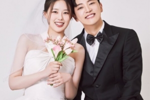 “놀라셨죠?”…女배우·男가수, 깜짝 웨딩사진 공개