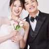 “놀라셨죠?”…女배우·男가수, 깜짝 웨딩사진 공개