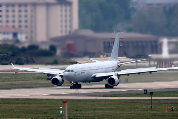 군벌 간 무력 분쟁을 피해 수단을 탈출한 교민 28명을 태운 공군의 KC-330 ‘시그너스’ 다목적 공중급유기가 25일 오후 서울공항에 착륙하고 있다. 2023.4.25 연합뉴스