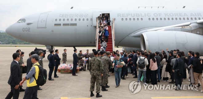 수단 내전으로 고립됐다가 우리 정부의 ‘프라미스(Promise·약속)’ 작전을 통해 철수한 수단 교민들이 25일 경기 성남시 서울공항에 도착하고 있다. 사진공동취재단