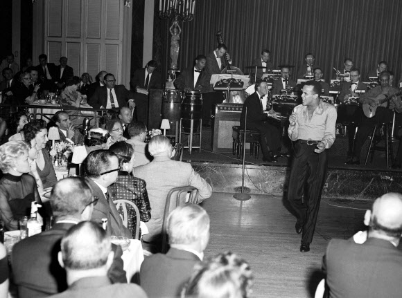 해리 벨라폰테가 1956년 10월 2일(현지시간) 미국 뉴욕의 월도프 아스토리아 호텔에서 열정적인 무대를 선사하고 있다. AP 자료사진 연합뉴스