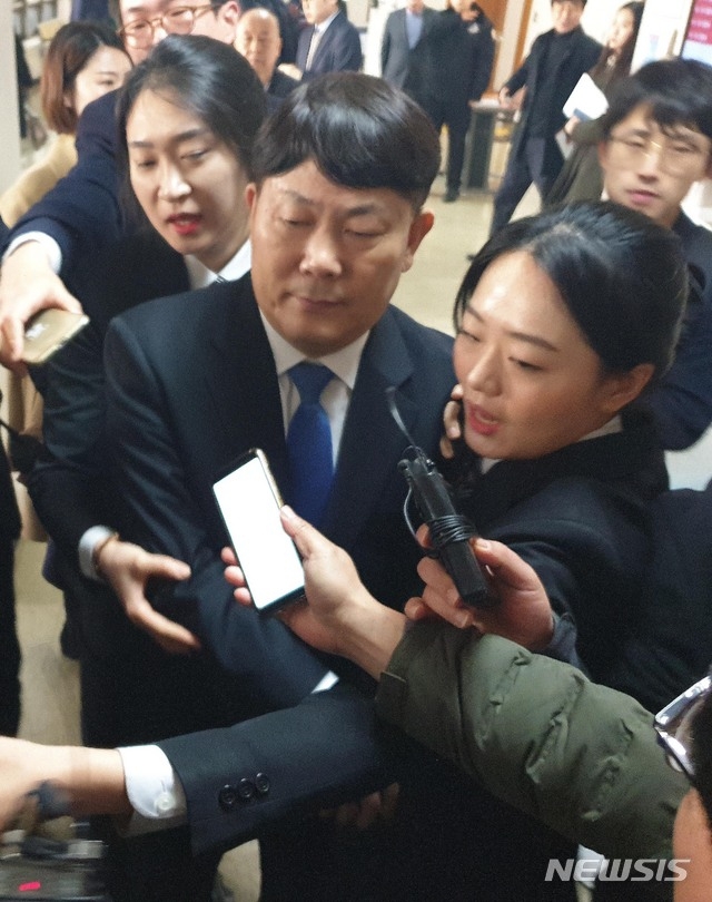 김정규 타이어뱅크 회장이 2019년 2월 1심 선고 후 대전지법 법정을 빠져나가고 있다.