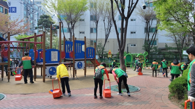 강동구 관계자들이 최근 관내 어린이공원에서 대청소를 하고 있다. 강동구 제공