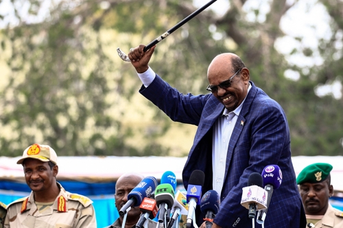 수단을 30년 동안 통치했던 독재자 오마르 알바시르 전 수단 대통령이 2017년 다르푸르 지역에서 연설을 하며 지팡이를 휘두르고 있다. 그의 왼쪽에 정부군과 맞붙은 신속지원군(RSF)을 이끄는 모하메드 함단 다갈로 장군이 보인다. AFP 연합뉴스