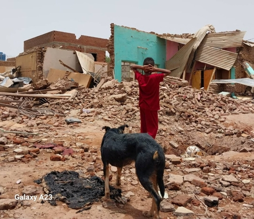 내전으로 파괴된 건물을 수단 시민이 바라보고 있다. 하르툼 로이터 연합뉴스