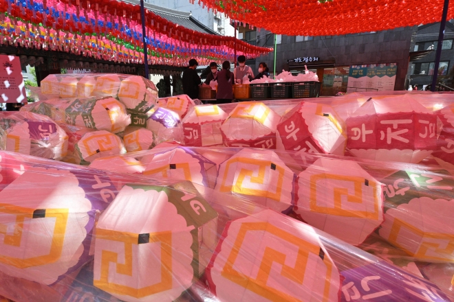 부처님오신날을 한 달여 앞둔 26일 서울 종로구 조계사에서 관계자들이 이날 밤 광화문에서 열리는 점등식 행사 준비를 하고 있다. 2023.4.26 홍윤기 기자