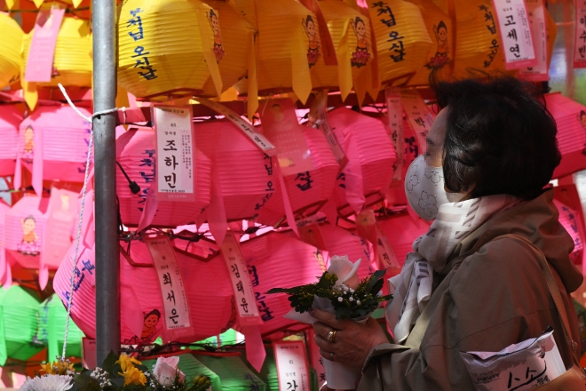 부처님오신날을 한 달여 앞둔 26일 오후 서울 종로구 조계사에 한 시민이 기도를 하고 있다. 2023.4.26 홍윤기 기자