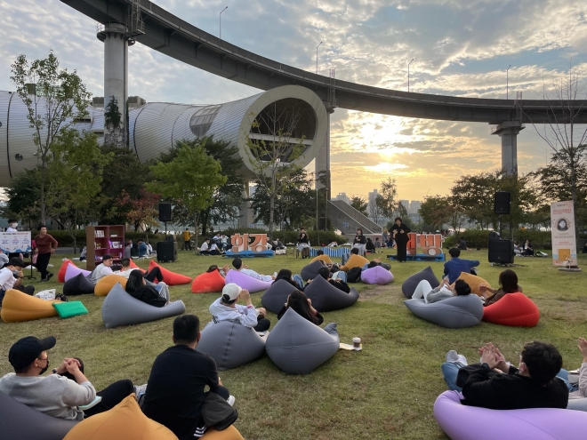 지난해 서울 한강공원에서 개최된 ‘2022 한강페스티벌-한강책방’에 참여한 시민들이 빈백에 앉아 북토크에 참여하고 있다. 서울시 제공
