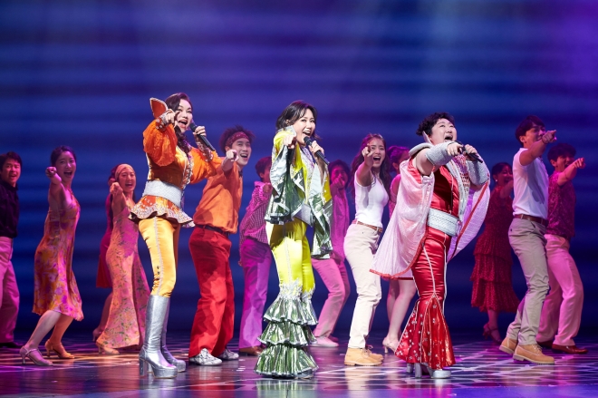 아바의 곡을 바탕으로 뮤지컬을 만든 ‘맘마미아!’는 배우들이 중간중간 아바의 노래를 불러 콘서트 같은 분위기를 연출한다. 신시컴퍼니 제공