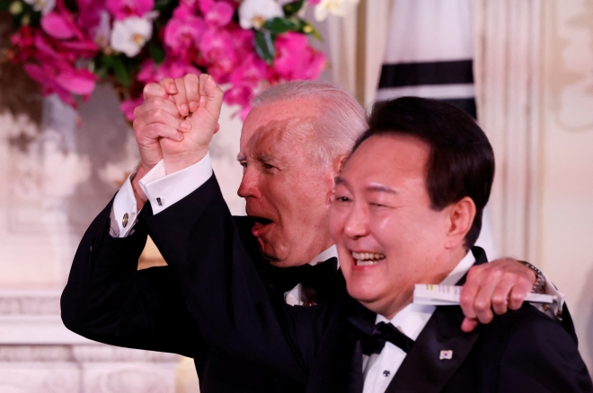 조 바이든 미국 대통령과 윤석열 한국 대통령이 2023년 4월 26일  미국 워싱턴 백악관에서 열린 공식 국빈만찬에서 손을 맞잡고 있다. 로이터/에블린 호크스타인