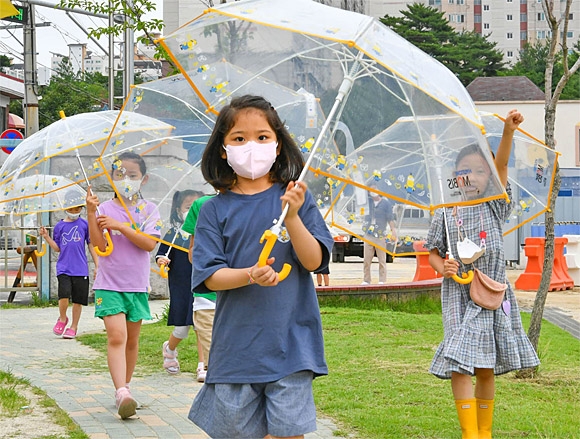 현대모비스는 투명우산 나눔 사회공헌 활동의 일환으로 비 오는 날 시야를 확보할 수 있는 투명 우산을 13년째 배포해오고 있다. 현대모비스 제공
