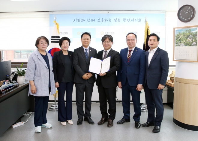 광명시의회(의장 안성환)가 27일 김형석 변호사(오른쪽에서 세 번째)를 법률 고문으로  위촉했다. 광명시의회 제공