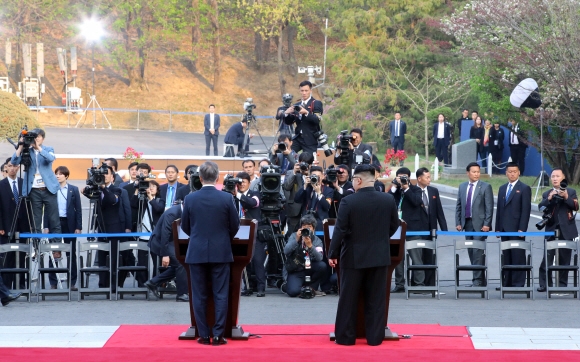 문재인(왼쪽) 전 대통령과 김정은 북한 국무위원장이 2018년 4월 27일 남북 정상회담을 마치고 판문점 평화의집 앞에서 ‘판문점 선언’을 공동 발표하고 있다.  판문점 한국공동사진기자단