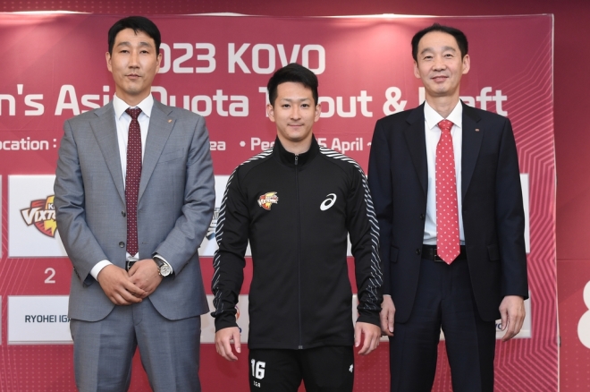 일본 출신의 이가 료헤이(가운데)가 27일 프로배구 V리그 남자부 아시아쿼터 드리프트에서 한국전력의 지명을 받은 뒤 외국인 V리거 첫 리베로의 출발을 다짐하고 있다.  [KOVO 제공]