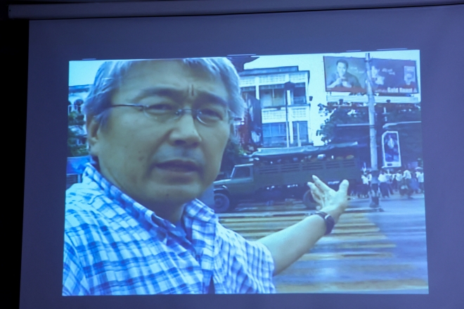 26일(현지시간) 태국 방콕의 외신기자클럽에서 2007년 양곤 사프란 혁명 취재 중 분실된 비디오카메라 반환 행사에서 총에 맞고 숨진 일본 언론인 나가이 겐지(Kenji Nagai Nagai)가 촬영한 미공개 영상이 화면에 보이고 있다. 로이터 연합뉴스