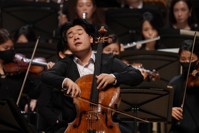 한재민이 지난해 열린 윤이상국제콩쿠르 결선에서 ‘윤이상 첼로 협주곡’을 연주하고 있다. 통영국제음악재단 제공