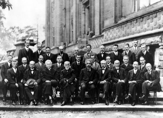 1927년 10월 벨기에 브뤼셀에서 열린 ‘제5차 솔베이 회의’ 참석자들이 한자리에 모였다. 과학에 조금이라도 관심 있는 사람이라면 이 사진을 보는 순간 전율을 느낄 것이다. 막스 플랑크, 마리 퀴리, 콘라트 로렌츠, 알베르트 아인슈타인, 폴 디랙, 루이 드브로이, 닐스 보어, 에르빈 슈뢰딩거, 볼프강 파울리, 베르너 하이젠베르크, 오언 리처드슨, 윌리엄 브래그, 아서 콤프턴, 파울 에렌페스트 등 참석자 29명 중 17명이 노벨과학상 수상자다. 이 외 인물들도 이공계 대학 교과서에 이론과 공식 이름으로 남아 있다. 이 때문에 이 사진은 ‘인류 역사상 다시 없을 천재들의 모임’이나 ‘과학 어벤저스 모임’이라고 불린다. 위키피디아 제공