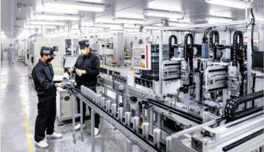 LS머트리얼즈 직원들이 ‘커패시터’를 생산하고 있다. LS전선 제공