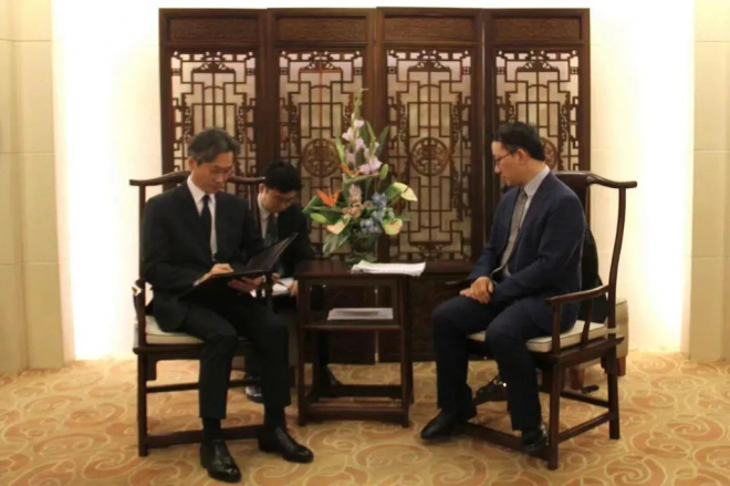 강상욱 주중한국공사(왼쪽)를 만나 항의하는 류진쑹 중국 외교부 아주사 사장. 베이징일보 캡처