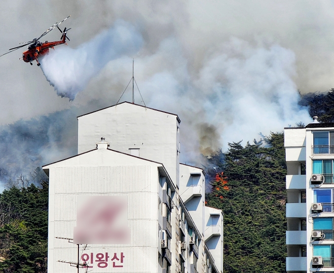 2일 오전 11시 54분쯤 서울 종로구 인왕산에서 화재가 발생해 소방헬기가 진화 작업을 하고 있다. 2023.4.2 뉴스1